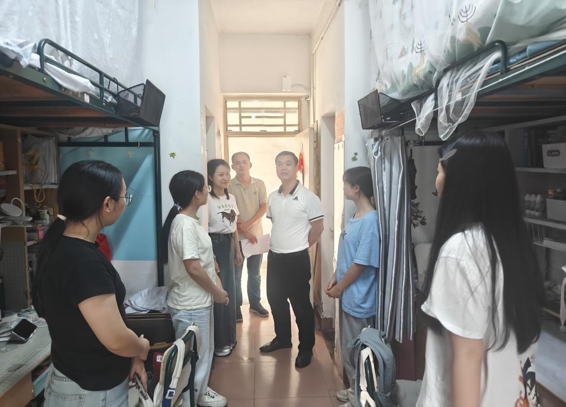 院领导走访宿舍.png