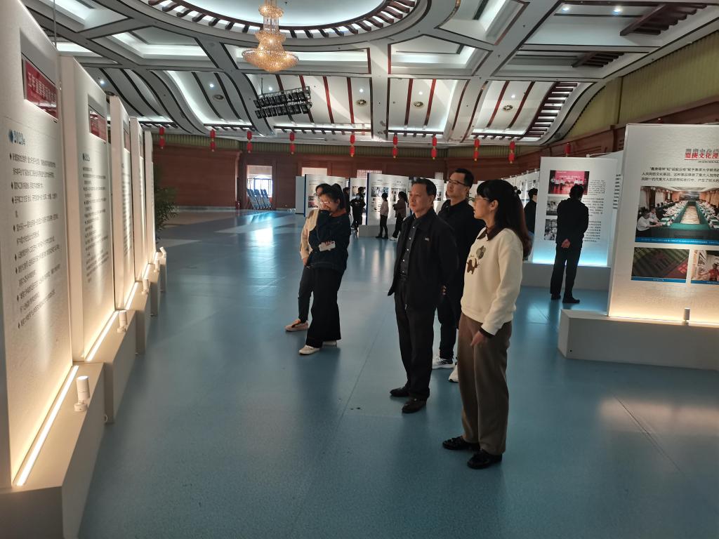 继续教育学院开展“亚洲中文精品乱码贯彻落实习近平总书记百年校庆重要贺信精神5周年成就展”参观学习活动24.1.3.jpg